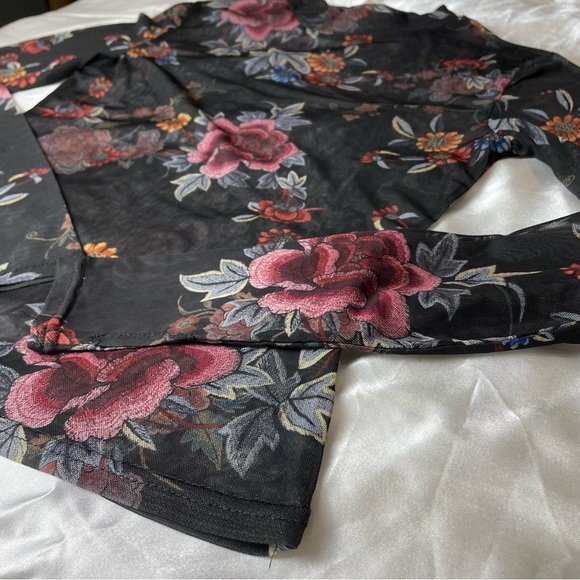 Mesh turtleneck full sleeve top in black / floral - Picture 6 of 7